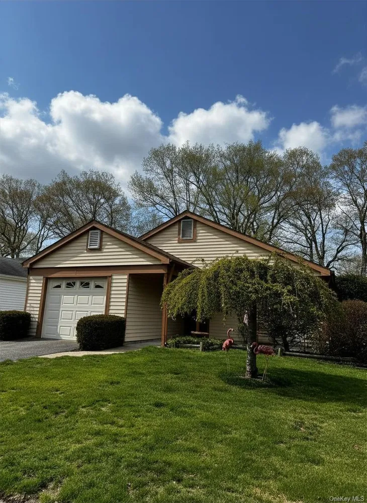 268 Edinburgh Dr, Ridge, NY 11961
