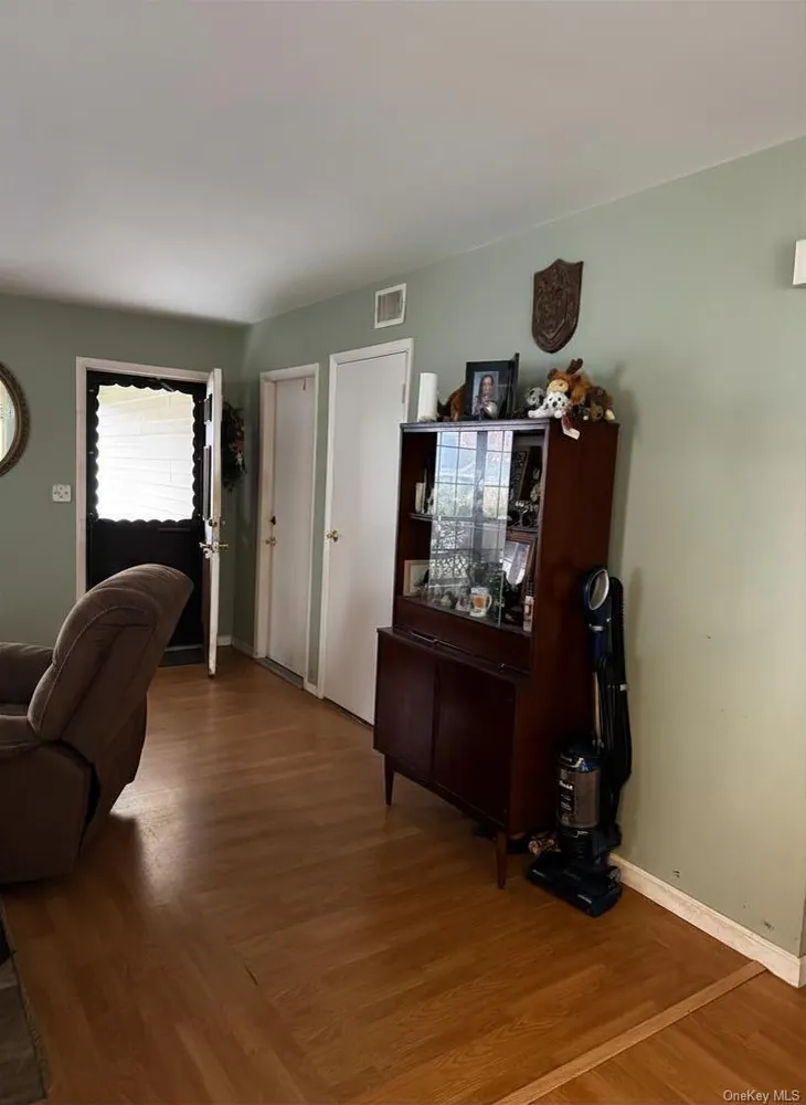 268 Edinburgh Dr, Ridge, NY 11961