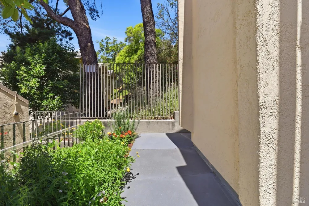 100 Marin Center Dr, San Rafael, CA 94903