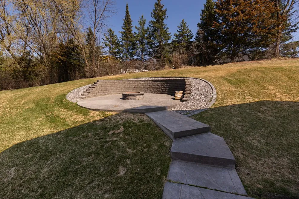 16860 Valley Rd, Eden Prairie, MN 55347-2833