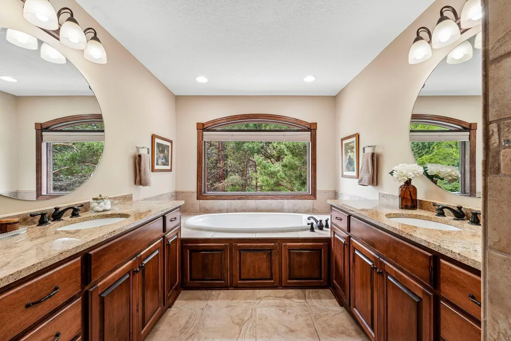 18658 Ponderosa Ct, Eden Prairie, MN 55347