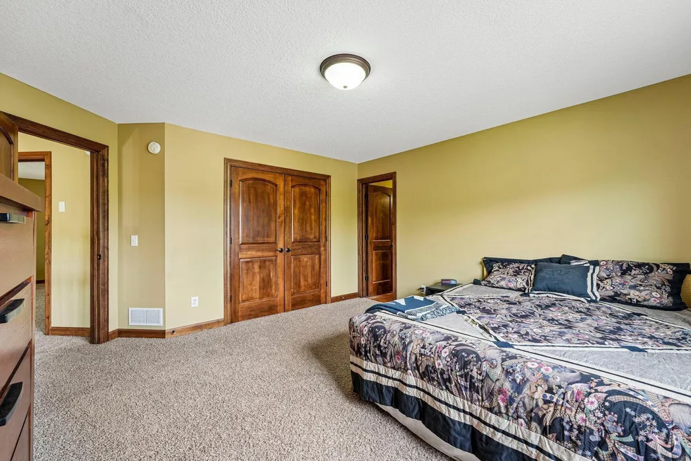 18658 Ponderosa Ct, Eden Prairie, MN 55347