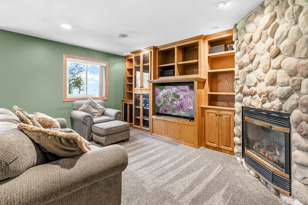 3406 Hartford Rd, Woodbury, MN 55125