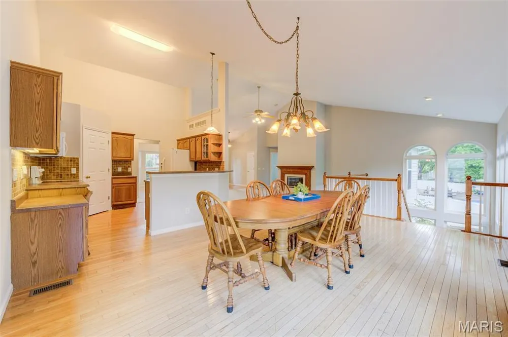 819 Hidden Spring Dr, St Charles, MO 63304