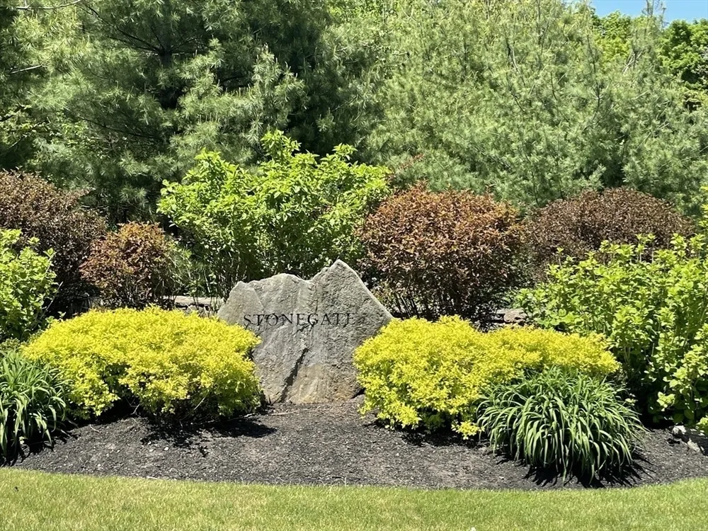 2 Stonegate Ln, Dover, MA 02030