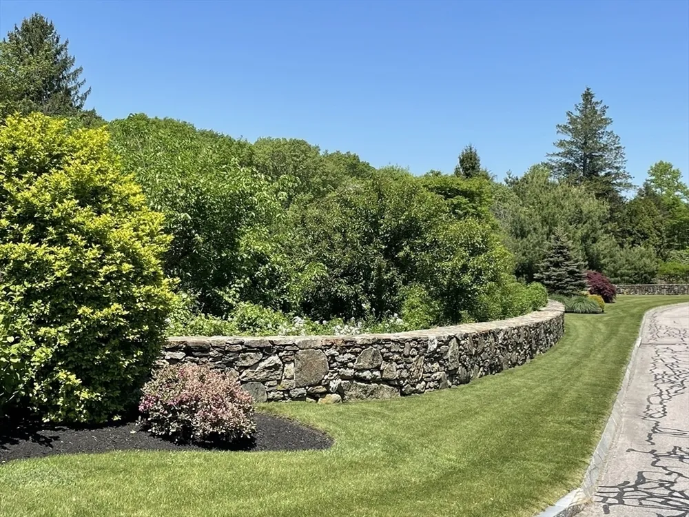 2 Stonegate Ln, Dover, MA 02030