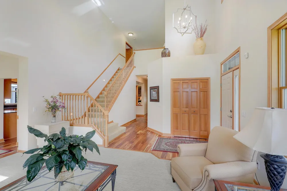 17039 Valley Rd, Eden Prairie, MN 55347