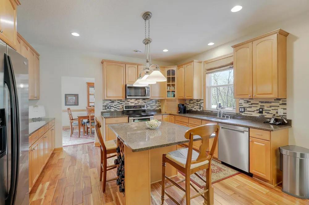17039 Valley Rd, Eden Prairie, MN 55347