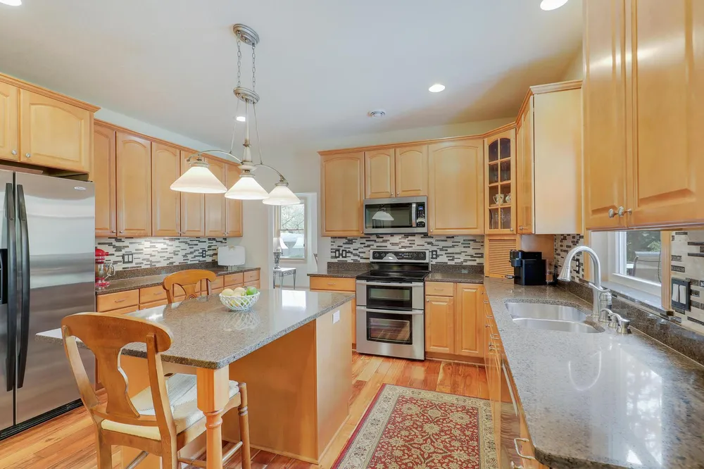 17039 Valley Rd, Eden Prairie, MN 55347