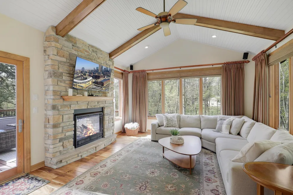 17039 Valley Rd, Eden Prairie, MN 55347