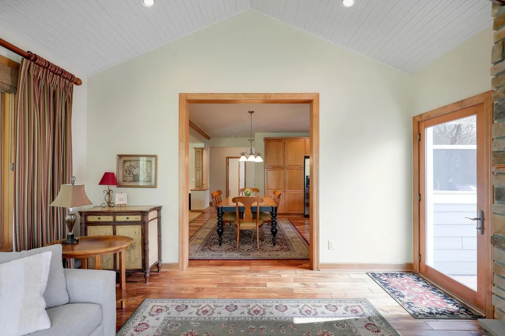 17039 Valley Rd, Eden Prairie, MN 55347