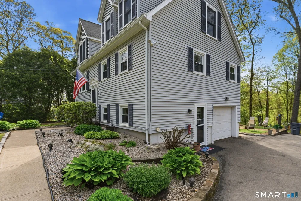 25 Forest Rd, East Lyme, CT 06357