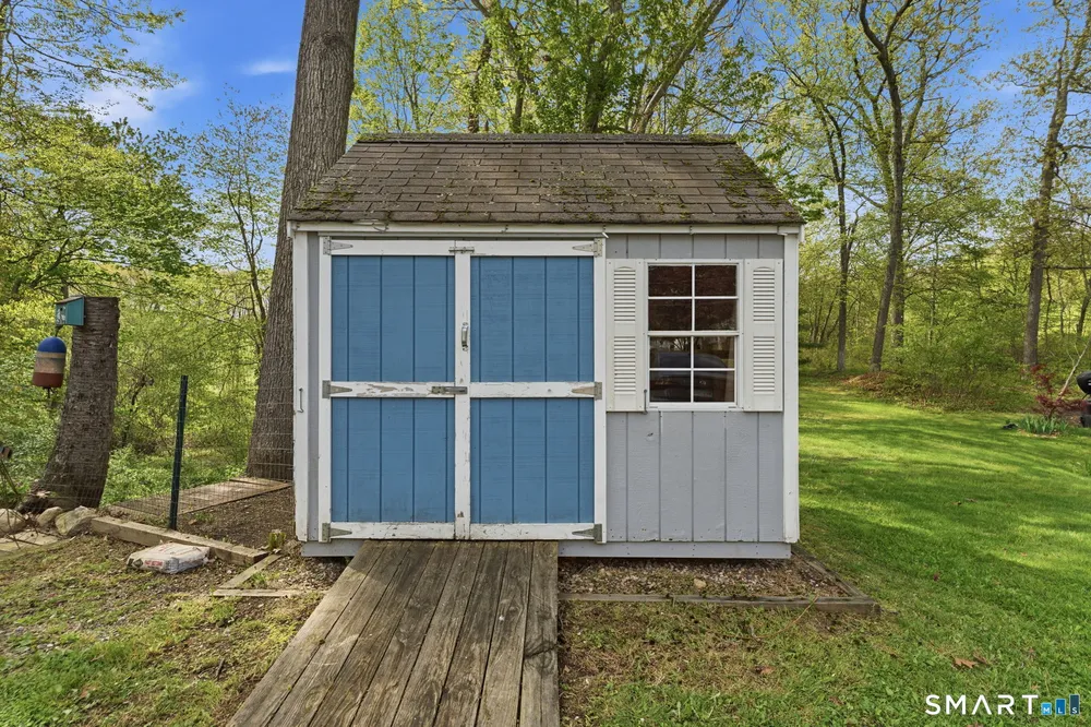 25 Forest Rd, East Lyme, CT 06357