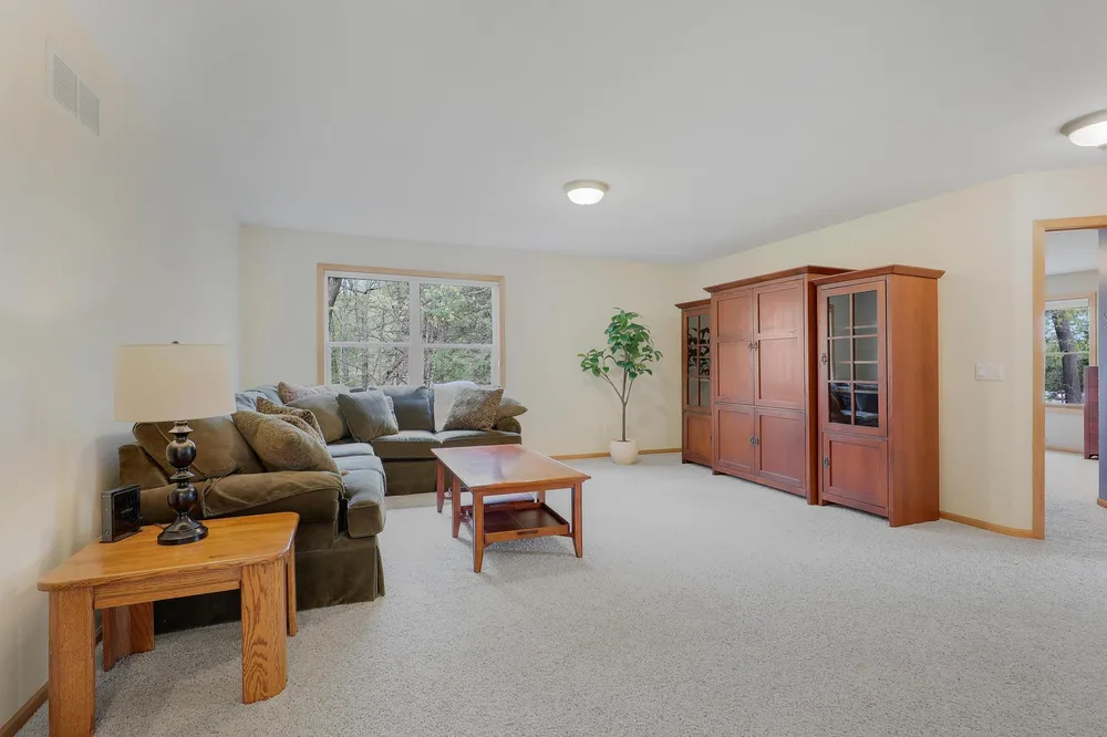 17039 Valley Rd, Eden Prairie, MN 55347