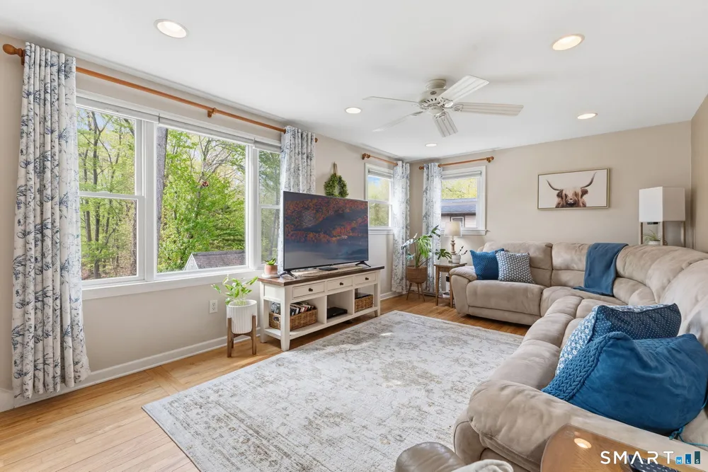 25 Forest Rd, East Lyme, CT 06357
