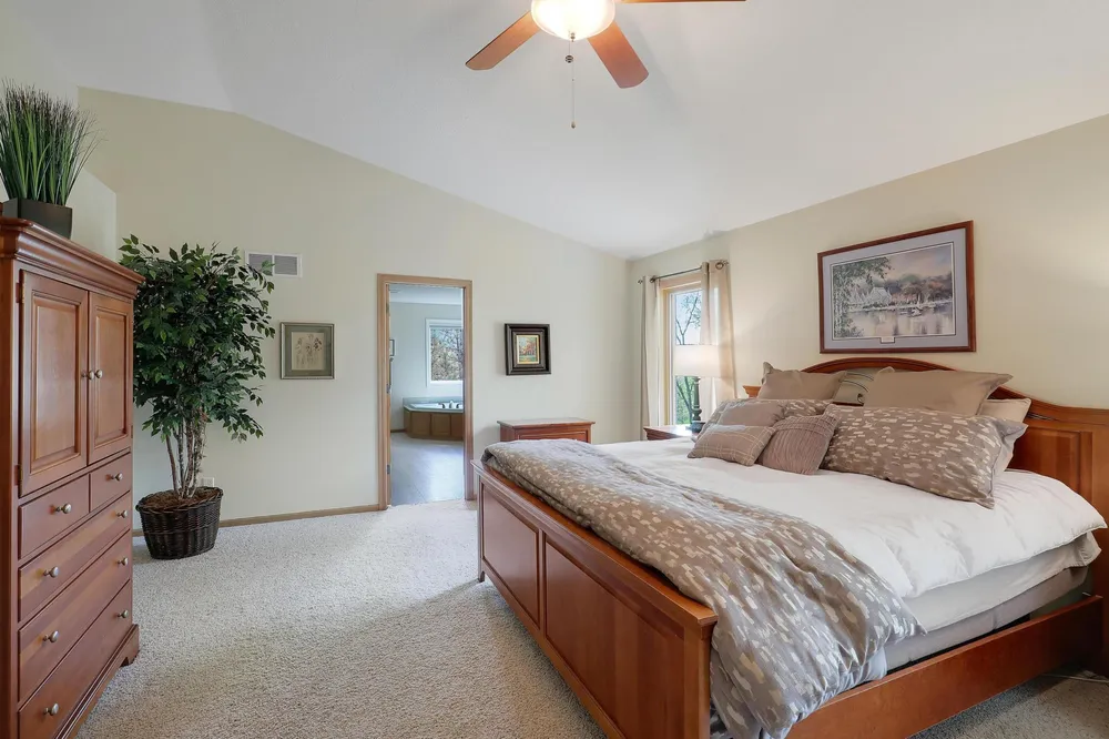 17039 Valley Rd, Eden Prairie, MN 55347