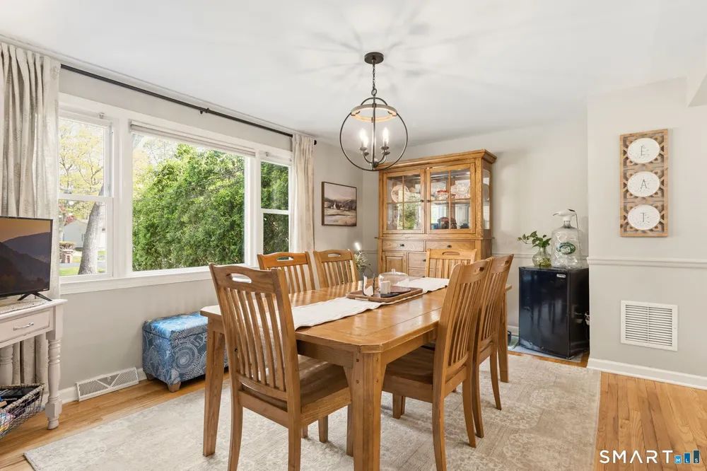 25 Forest Rd, East Lyme, CT 06357