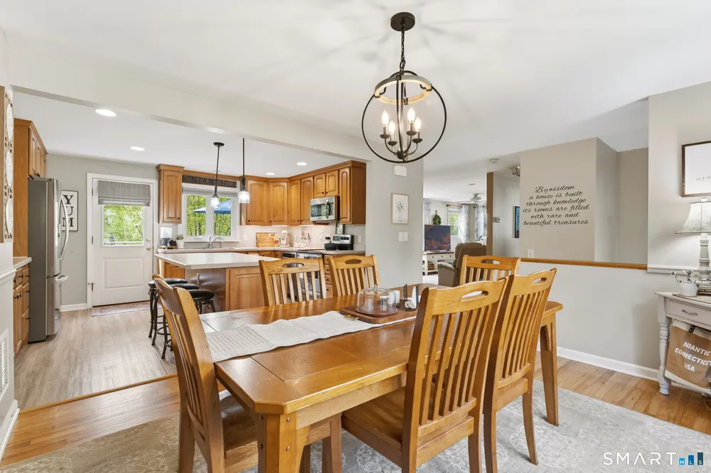 25 Forest Rd, East Lyme, CT 06357