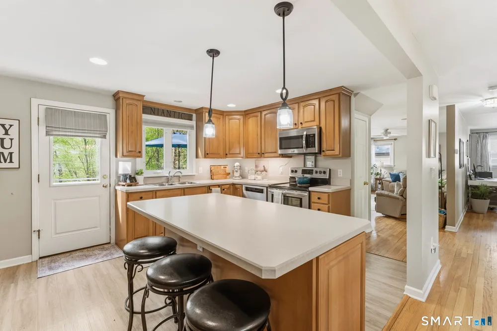 25 Forest Rd, East Lyme, CT 06357