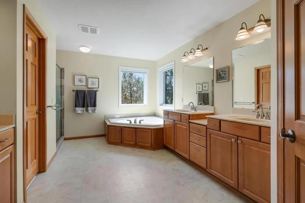 17039 Valley Rd, Eden Prairie, MN 55347