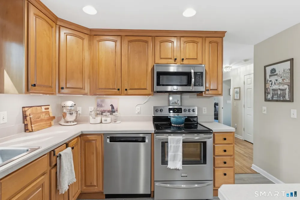 25 Forest Rd, East Lyme, CT 06357