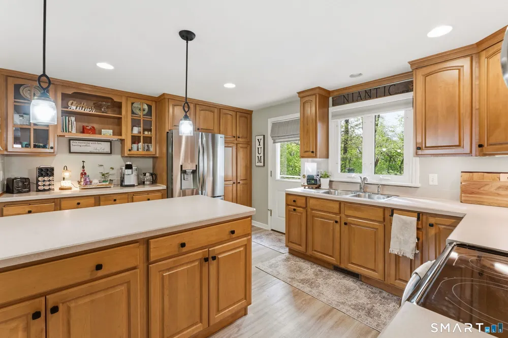 25 Forest Rd, East Lyme, CT 06357