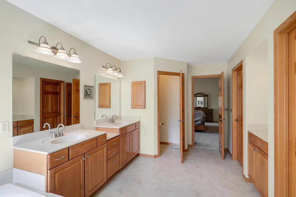 17039 Valley Rd, Eden Prairie, MN 55347