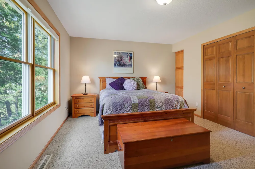 17039 Valley Rd, Eden Prairie, MN 55347