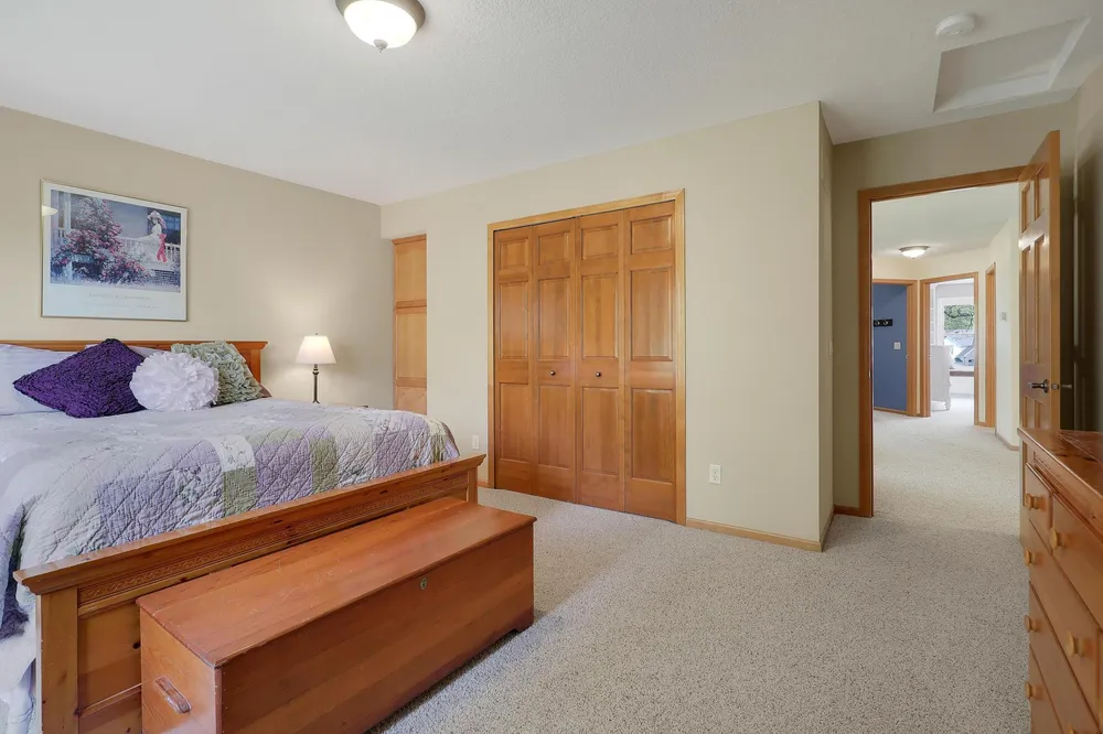 17039 Valley Rd, Eden Prairie, MN 55347