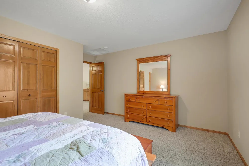 17039 Valley Rd, Eden Prairie, MN 55347
