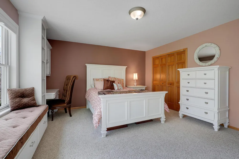 17039 Valley Rd, Eden Prairie, MN 55347