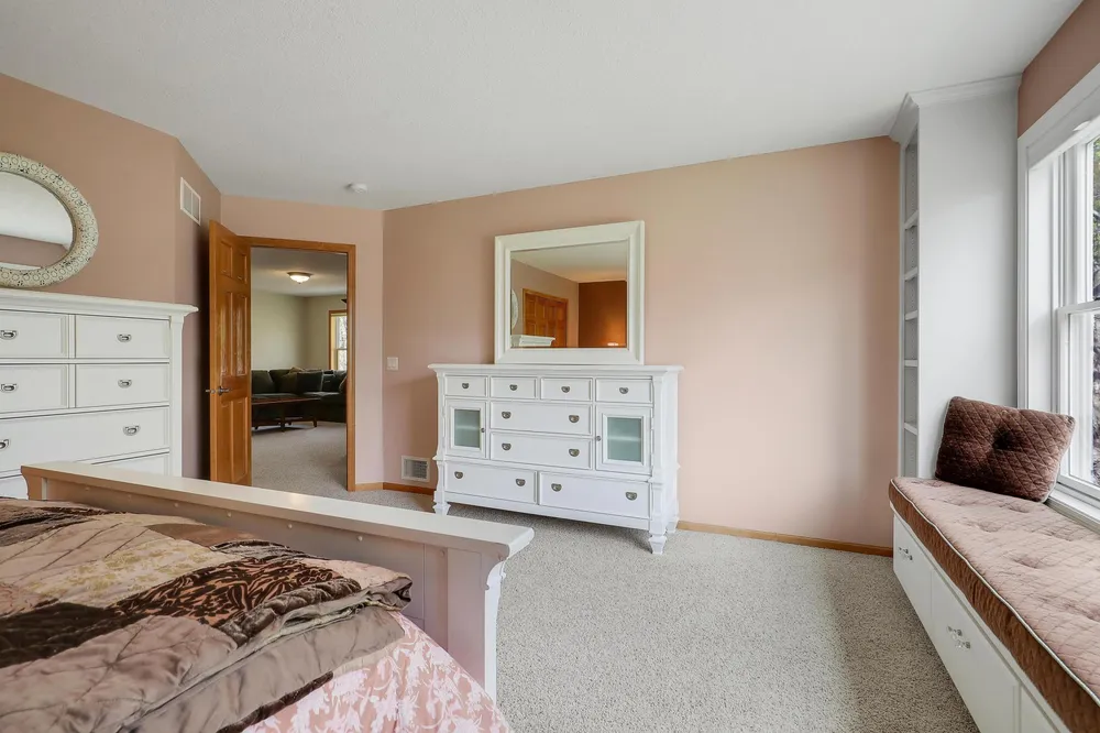17039 Valley Rd, Eden Prairie, MN 55347