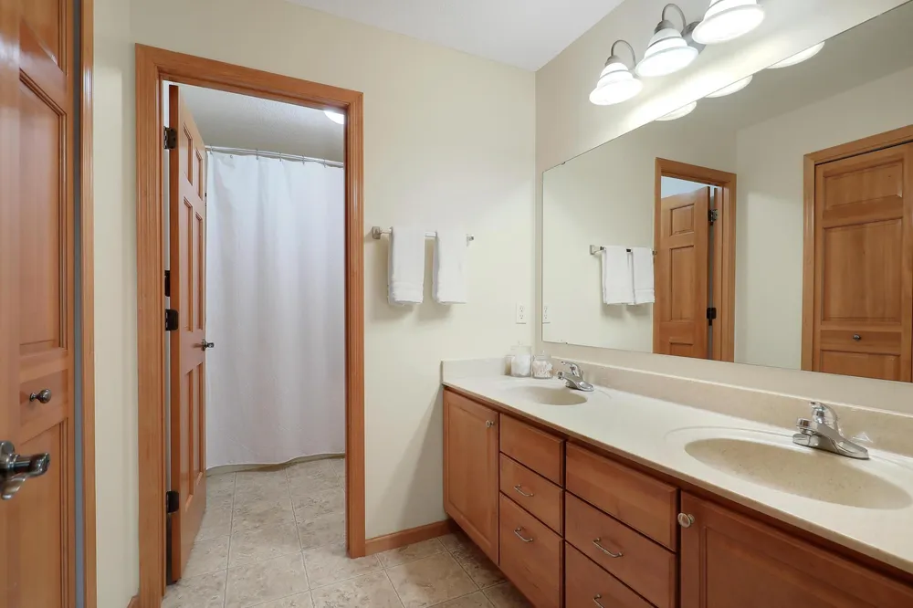 17039 Valley Rd, Eden Prairie, MN 55347
