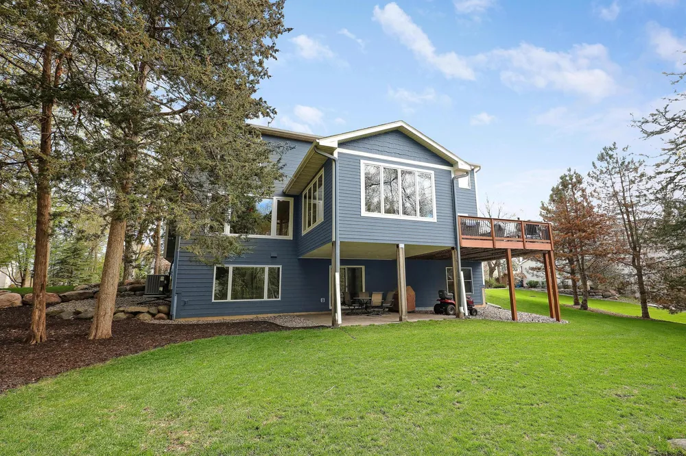 17039 Valley Rd, Eden Prairie, MN 55347