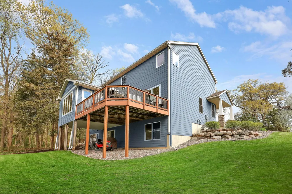 17039 Valley Rd, Eden Prairie, MN 55347