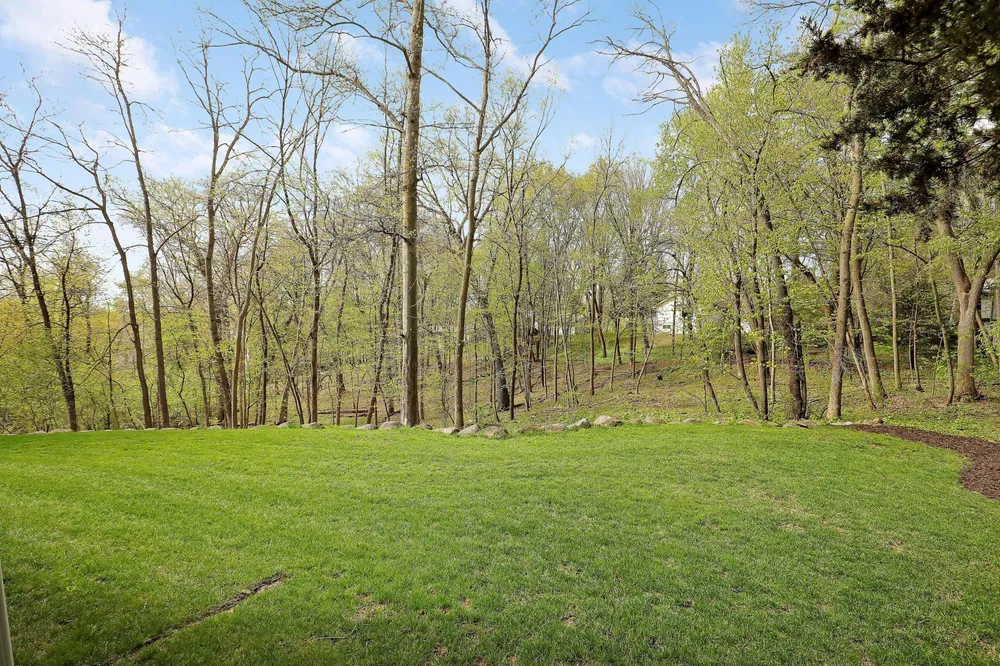 17039 Valley Rd, Eden Prairie, MN 55347