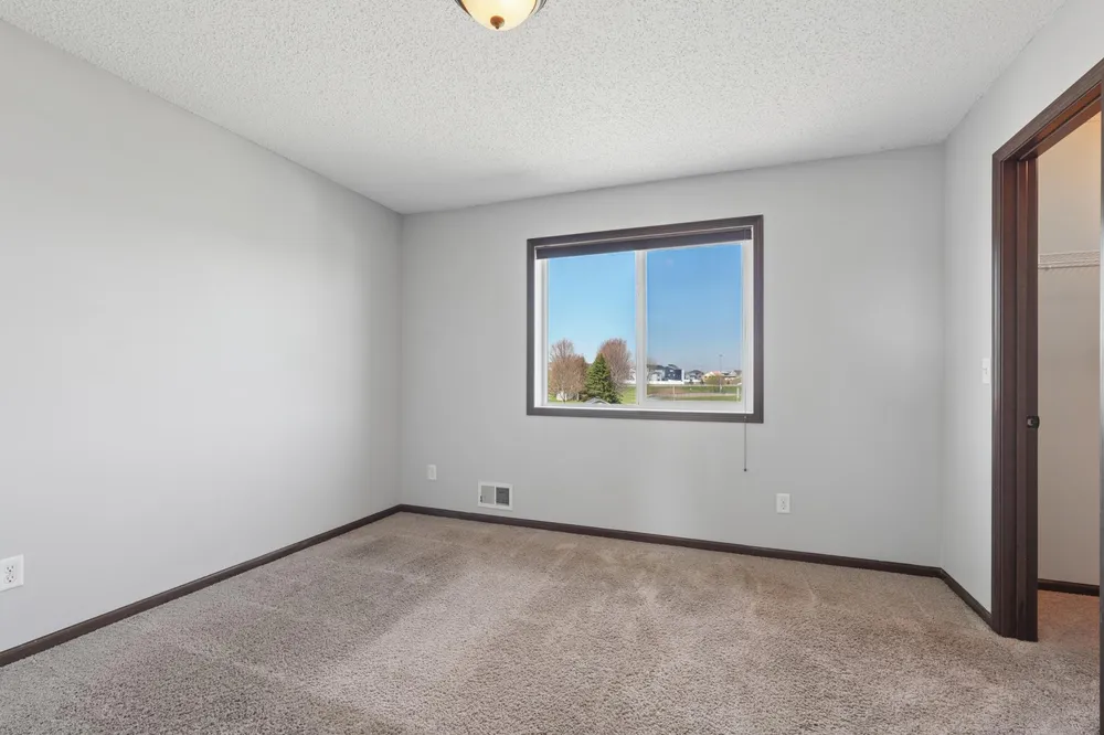 19315 Claremont Dr, Farmington, MN 55024
