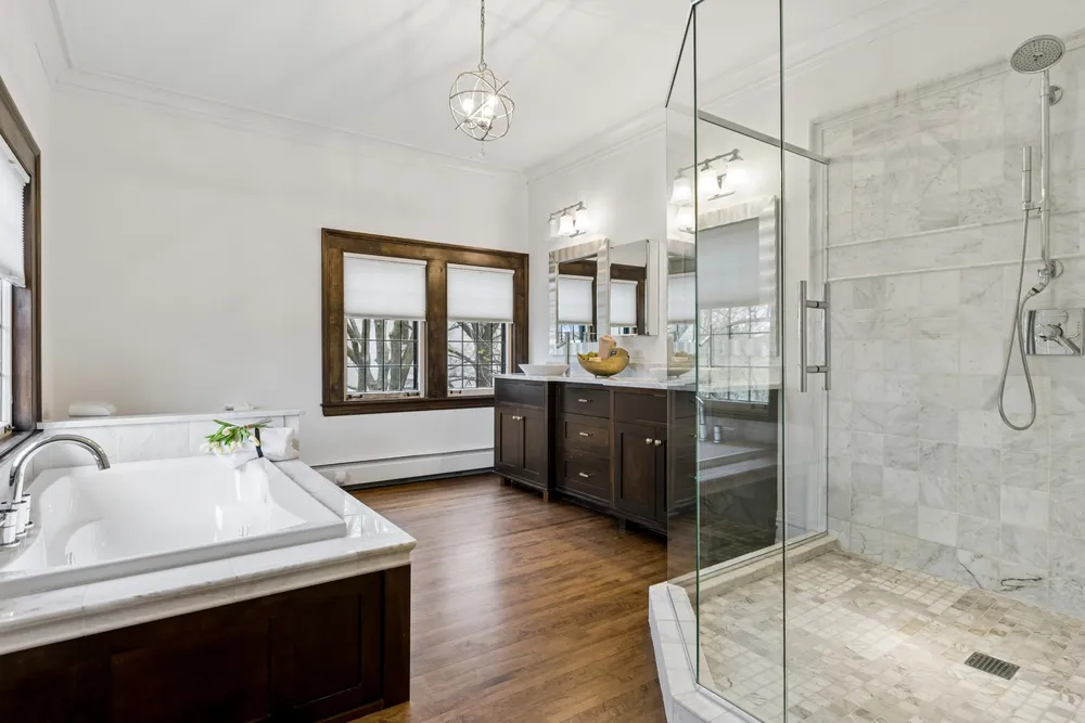 2204 W Lake of the Isles Pkwy, Minneapolis, MN 55405