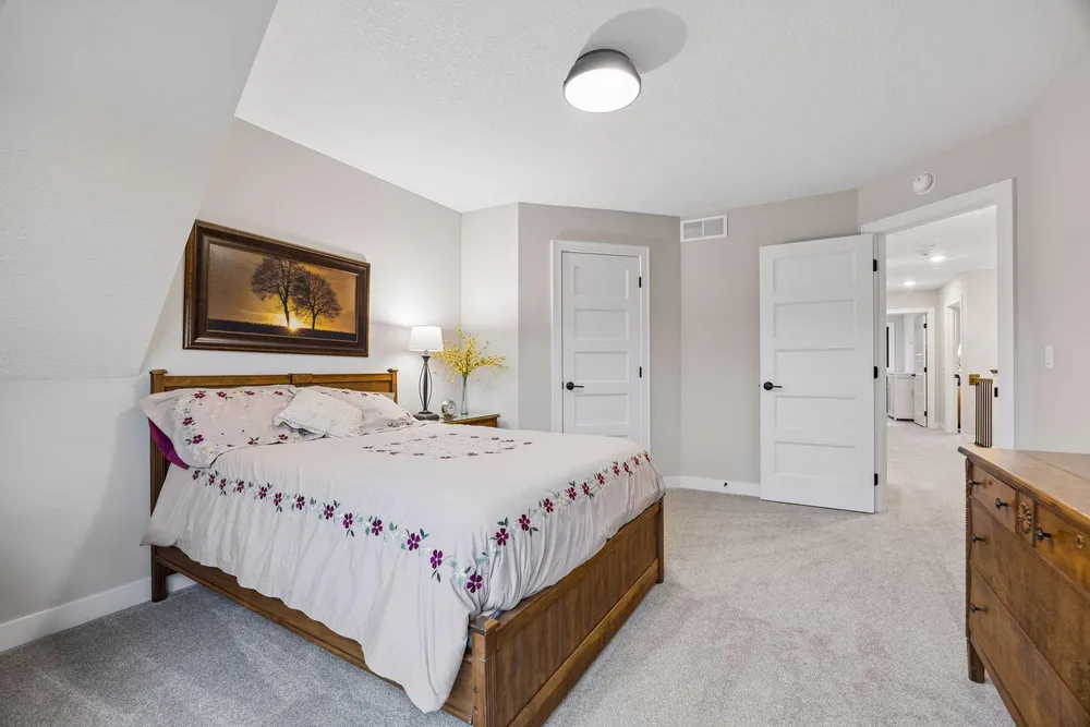 11724 Azure Ln, Inver Grove Heights, MN 55077