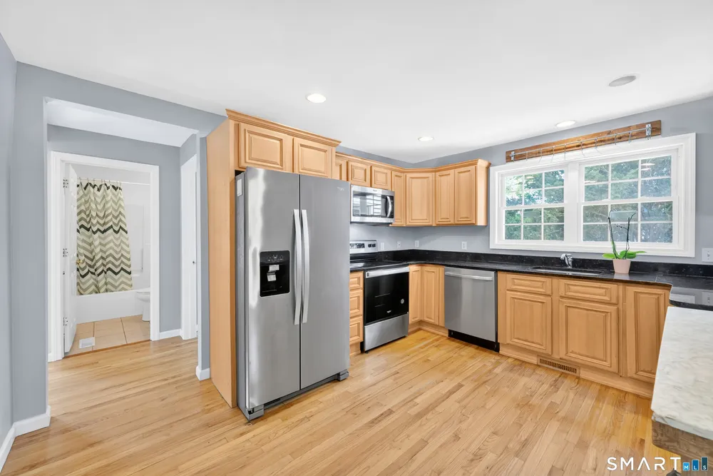 5 Central Ave, East Lyme, CT 06357