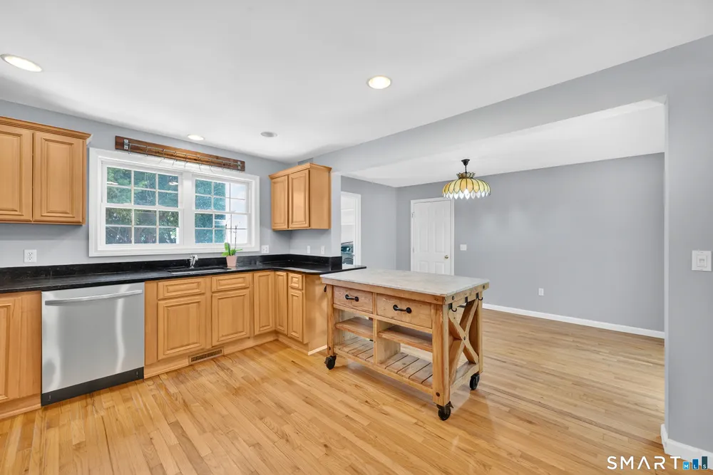 5 Central Ave, East Lyme, CT 06357