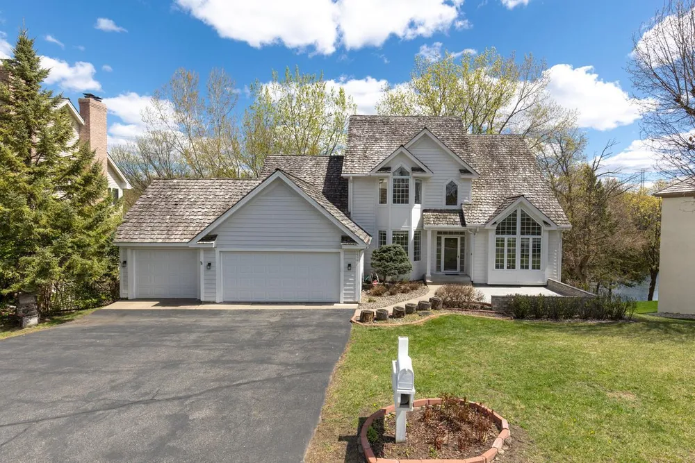 6459 Pinnacle Dr, Eden Prairie, MN 55346