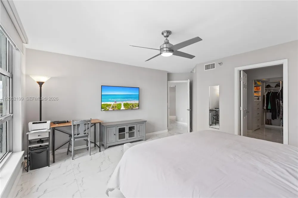 3500 Mystic Pointe Dr, Aventura, FL 33180