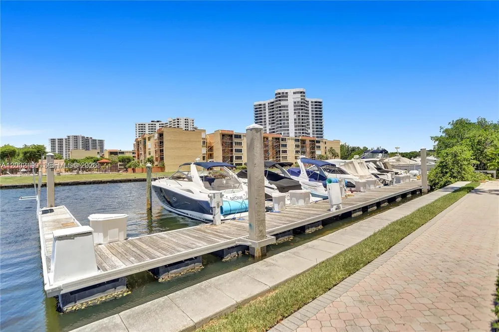 3500 Mystic Pointe Dr, Aventura, FL 33180