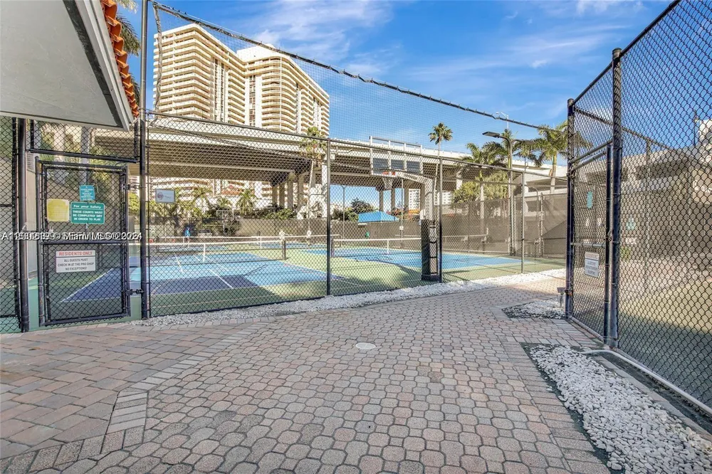 3500 Mystic Pointe Dr, Aventura, FL 33180
