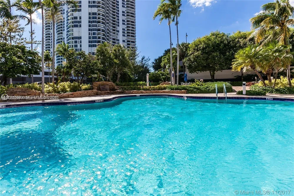 3500 Mystic Pointe Dr, Aventura, FL 33180