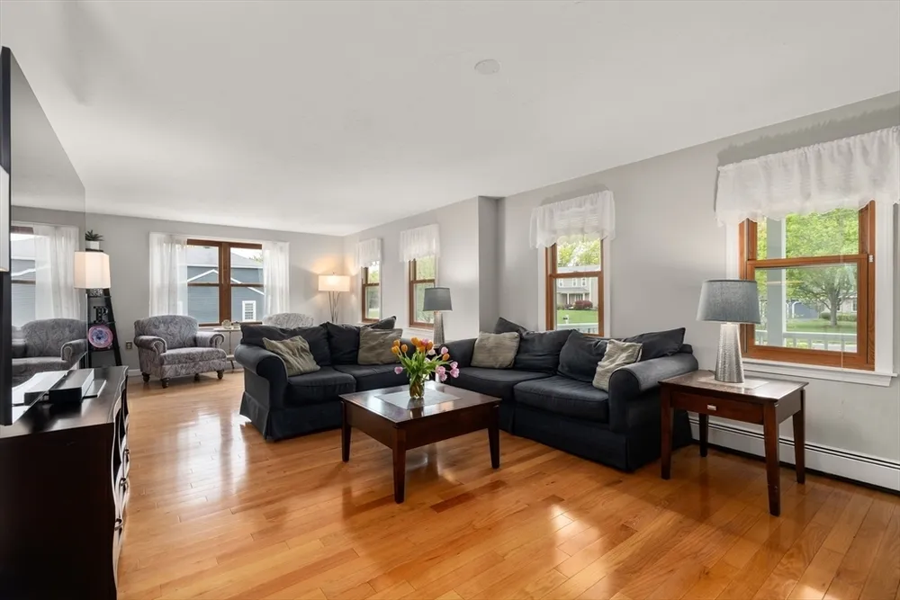 5 Fort Apache Dr, Franklin, MA 02038
