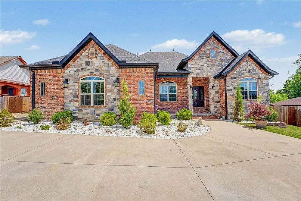 1123 S 13th St, Rogers, AR 72758