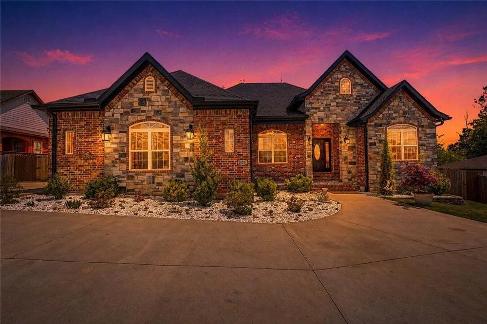 1123 S 13th St, Rogers, AR 72758