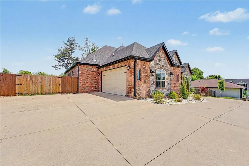 1123 S 13th St, Rogers, AR 72758